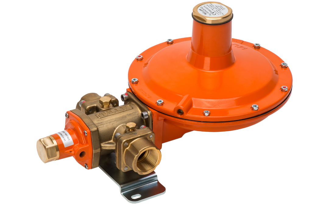 Low pressure regulators 820 – 824 with safety diaphragm